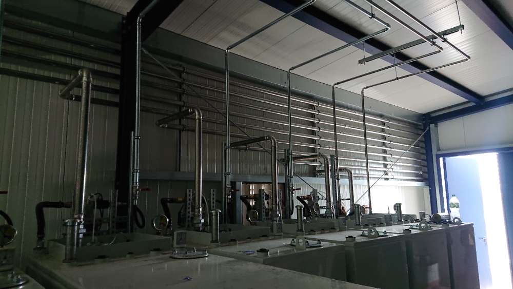 Industriemontage in einer Werkhalle